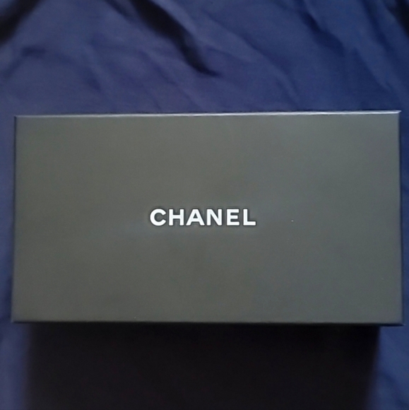 Chanel sunglasses case - Picture 2 of 8